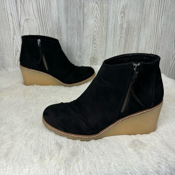 Toms Avery Black Suede Ankle Wedge Boots 10 lug sole side zipper booties modern - Picture 1 of 11